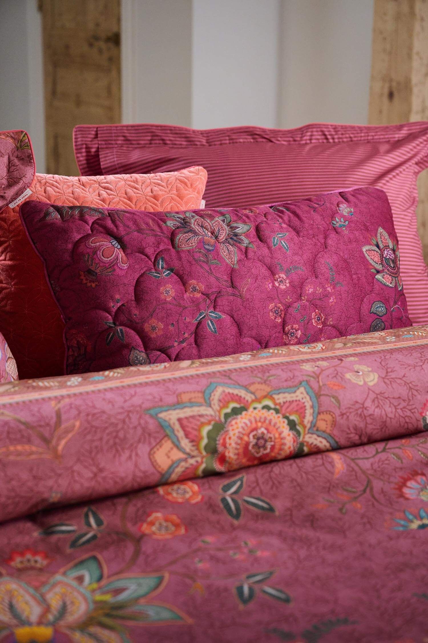 Cushion Velvet Mumbai Morning Dark Pink