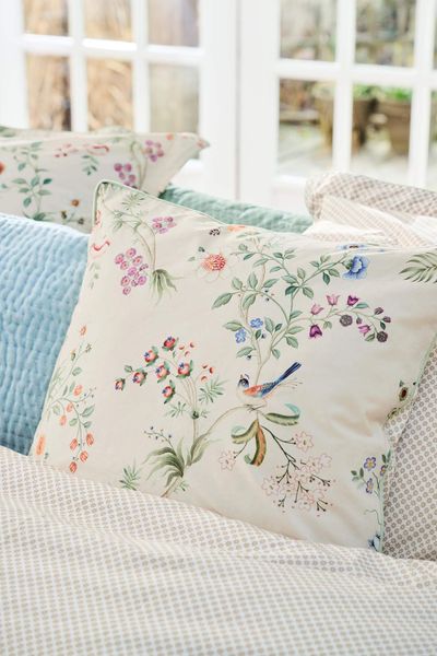 Cushion Lotus Lullaby Off-white